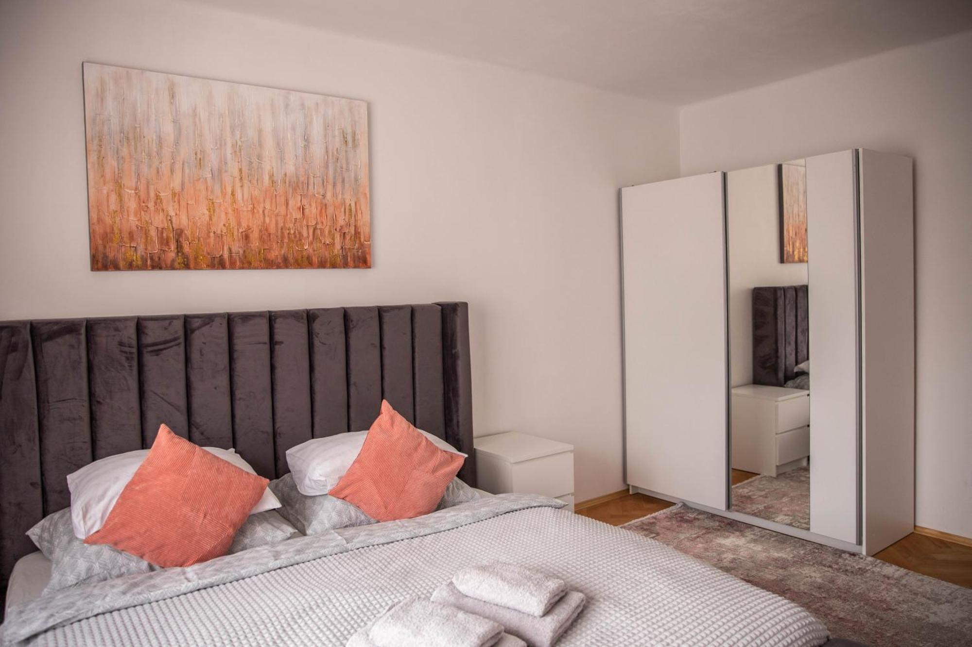 Prostorny Byt V Centru U Reky, 2 Loznice, Balkon Hradec Kralove Bagian luar foto